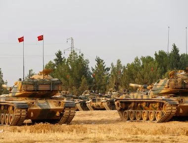 Toυρκική εισβολή Ανατολικά του Ευφράτη: Βομβαρδίζει τις κουρδικές θέσεις και προελαύνει ο στρατός